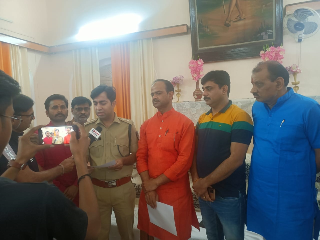 भाजपा नेताओं ने एसपी को ज्ञापन सौंपा