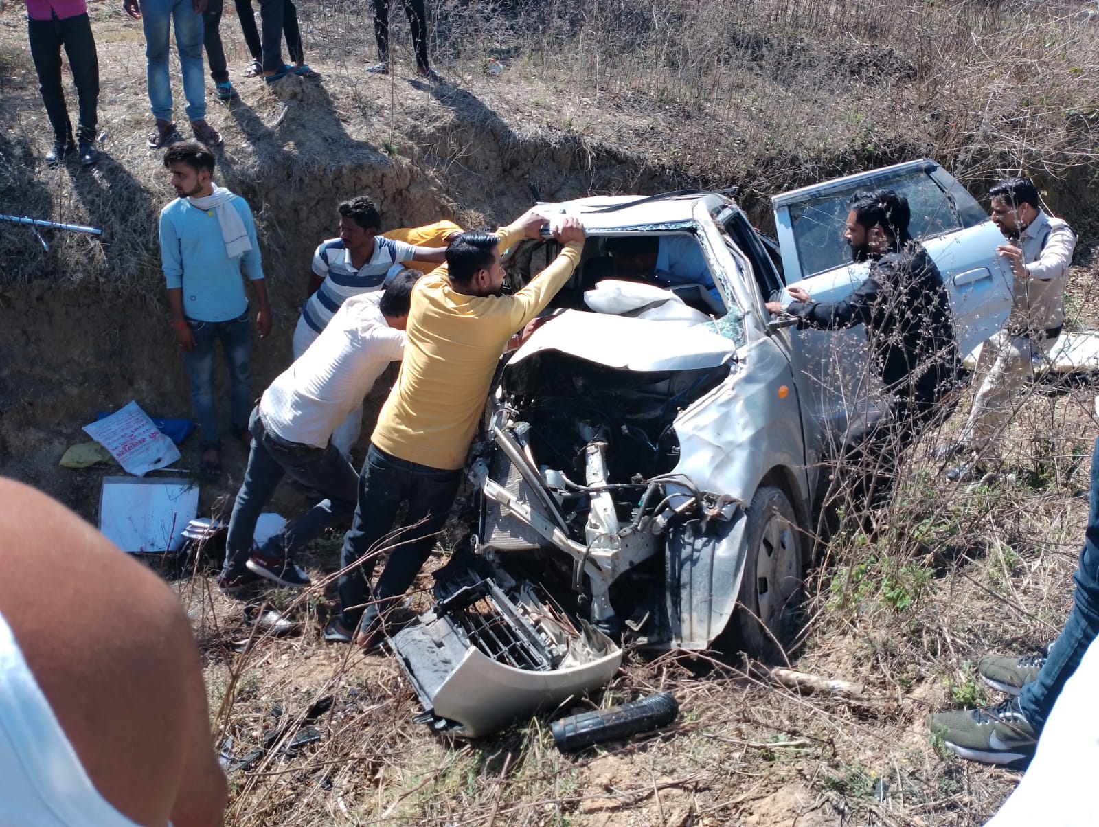 हादसे में चालक सहित मां-बेटी की मौत