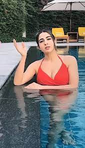 सारा अली खान का नया लुक सुर्खियों में 