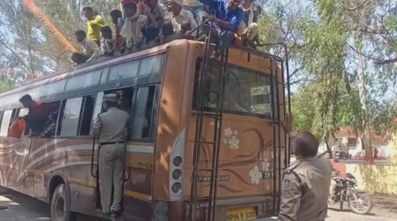 54 सीटर की बस में सवार थे 130 यात्र