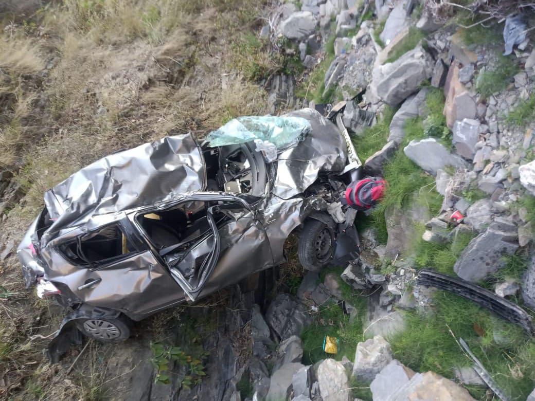 गहरी खाई में कार गिरने से हुआ  हादसा