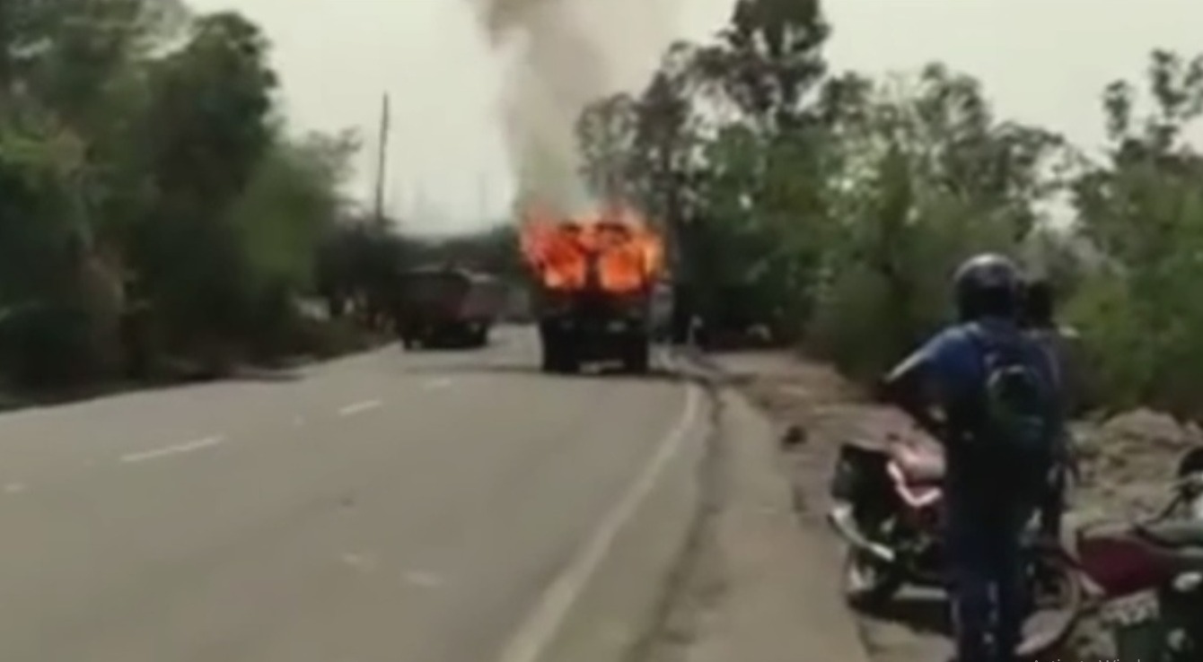 कोयले से लदे  ट्रक में लगी भयंकर आग