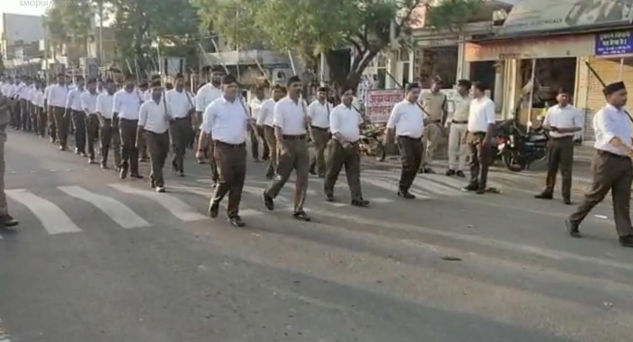 RSS के पथ संचलन का पुष्प वर्षा से स्वागत