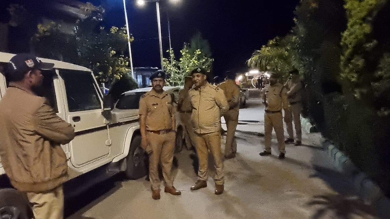 पुलिस ने  18 लड़कियों को लिया हिरासत में