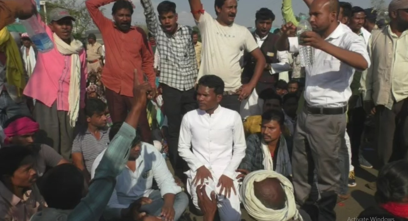 कांग्रेस ने किसानों के साथ मिलकर किया धरना प्रदर्शन