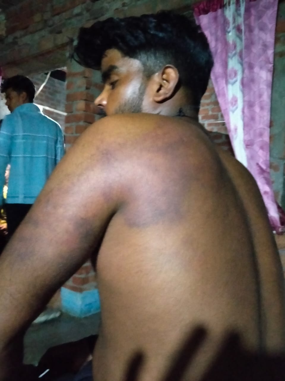 मालिक ने नौकरों को 7 गुंडो से पिटवाया