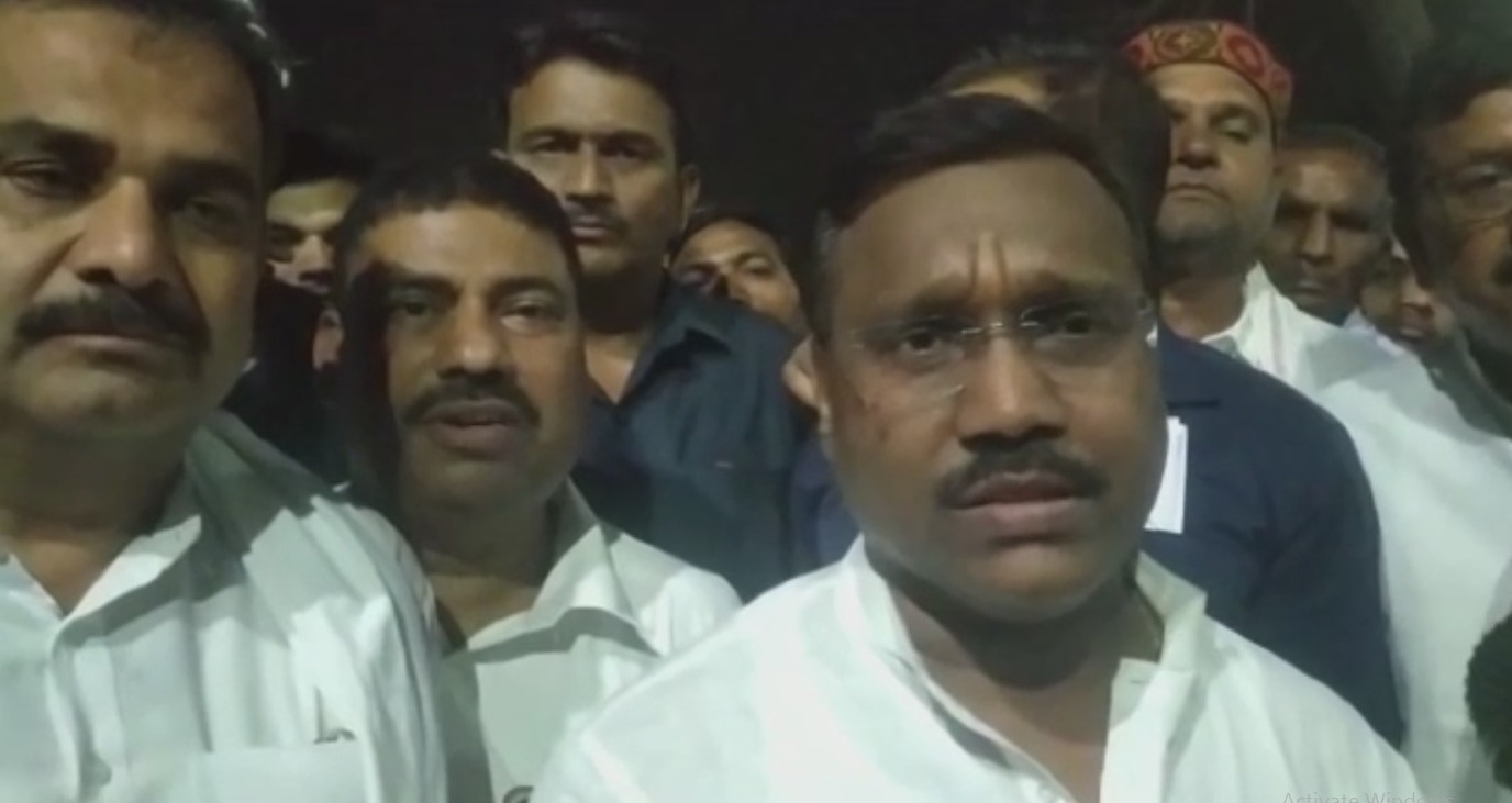 कांग्रेसियों का स्थानीय मांगो को लेकर जंगी प्रदर्शन