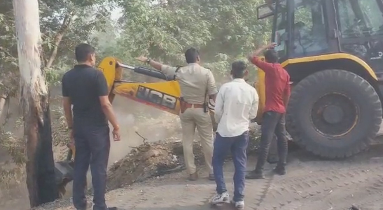 अस्पताल के पास स्थित जंगल में लगी भयानक आग