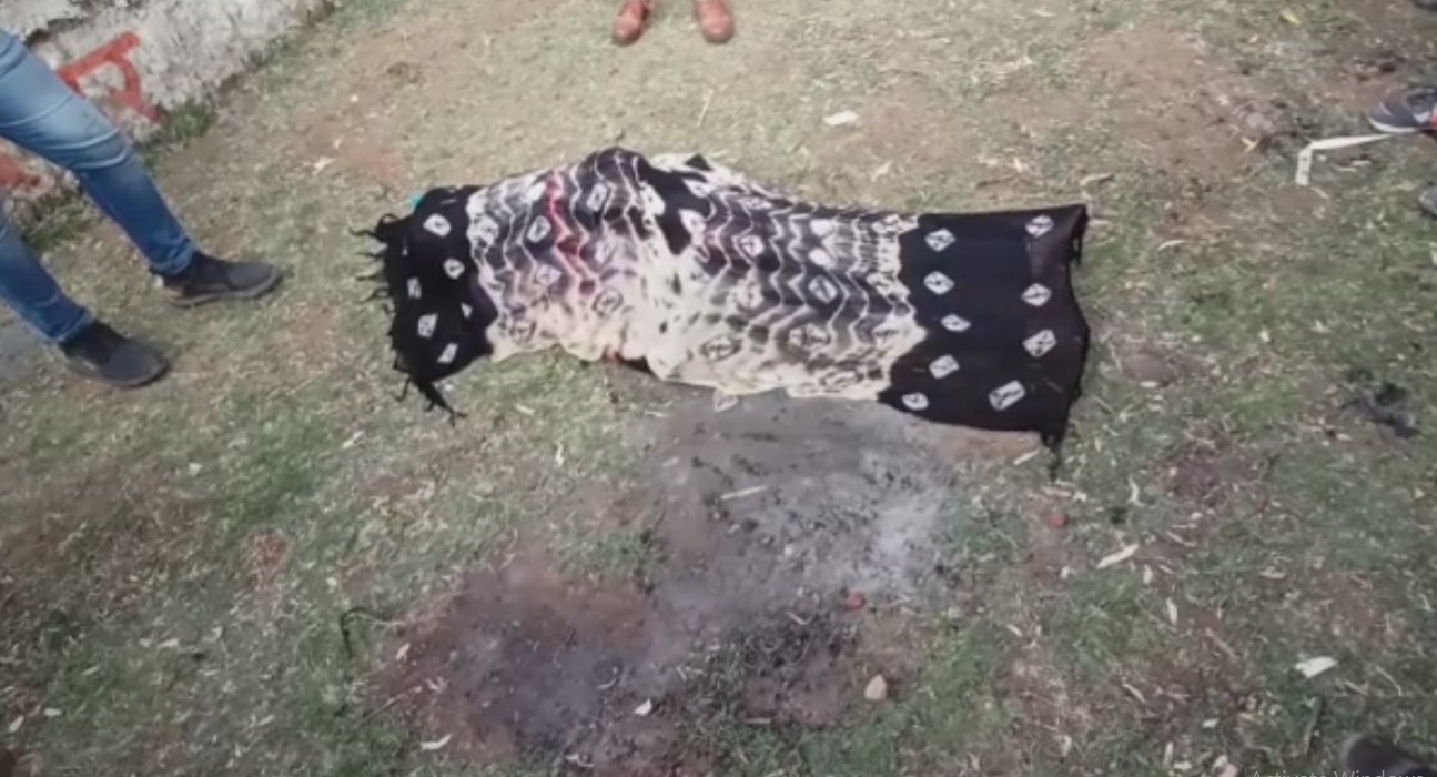 महिला ,बच्चे  कमर से बांधे हुई थी