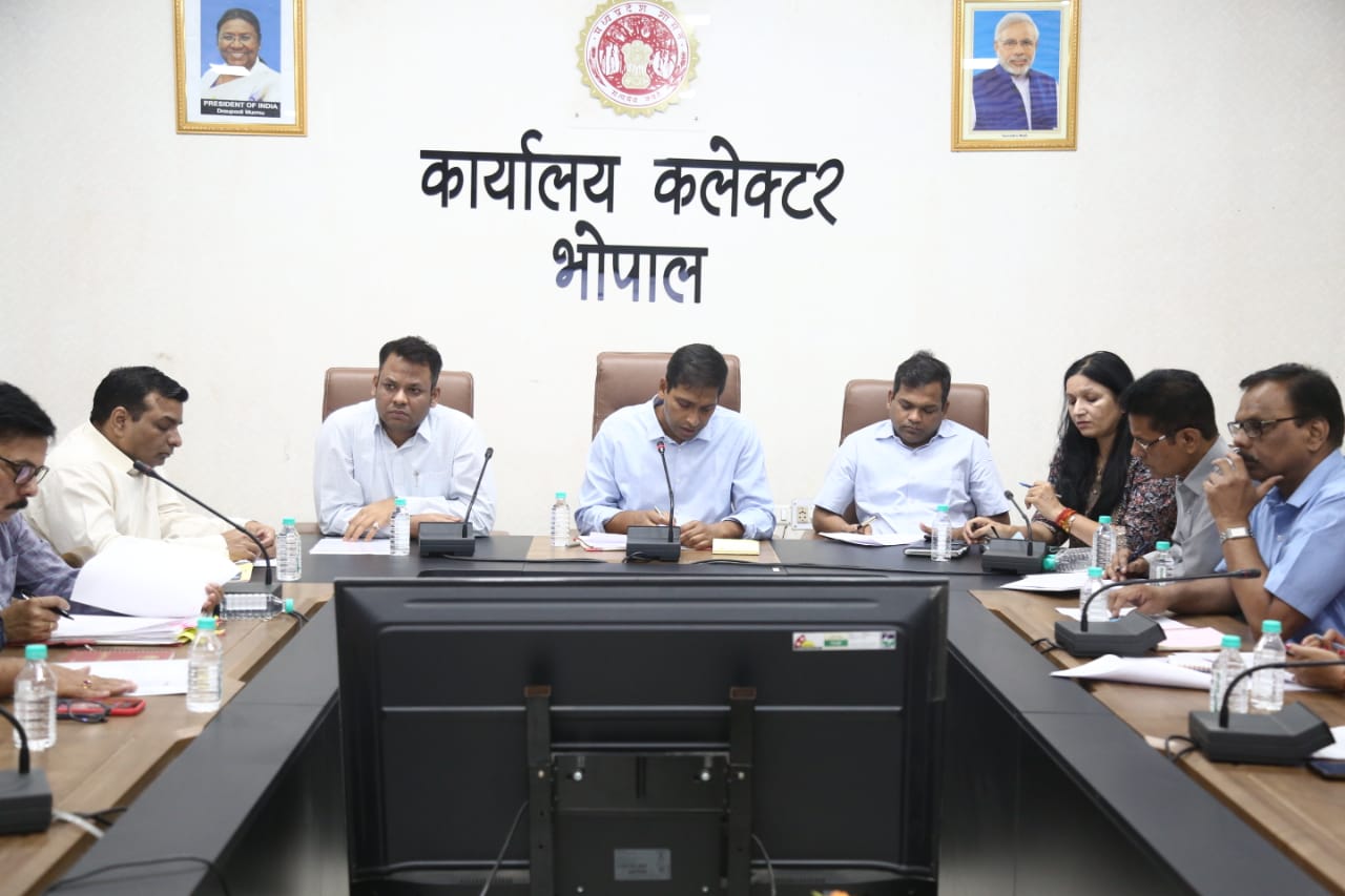 कलेक्टर ने ली अधिकारीयों की बैठक