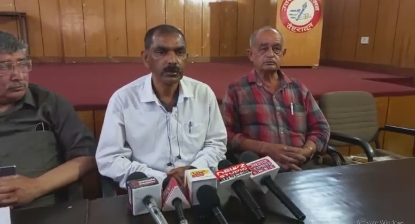 उच्च न्यायालय के फैसले को अधिकारी बता रहे धता