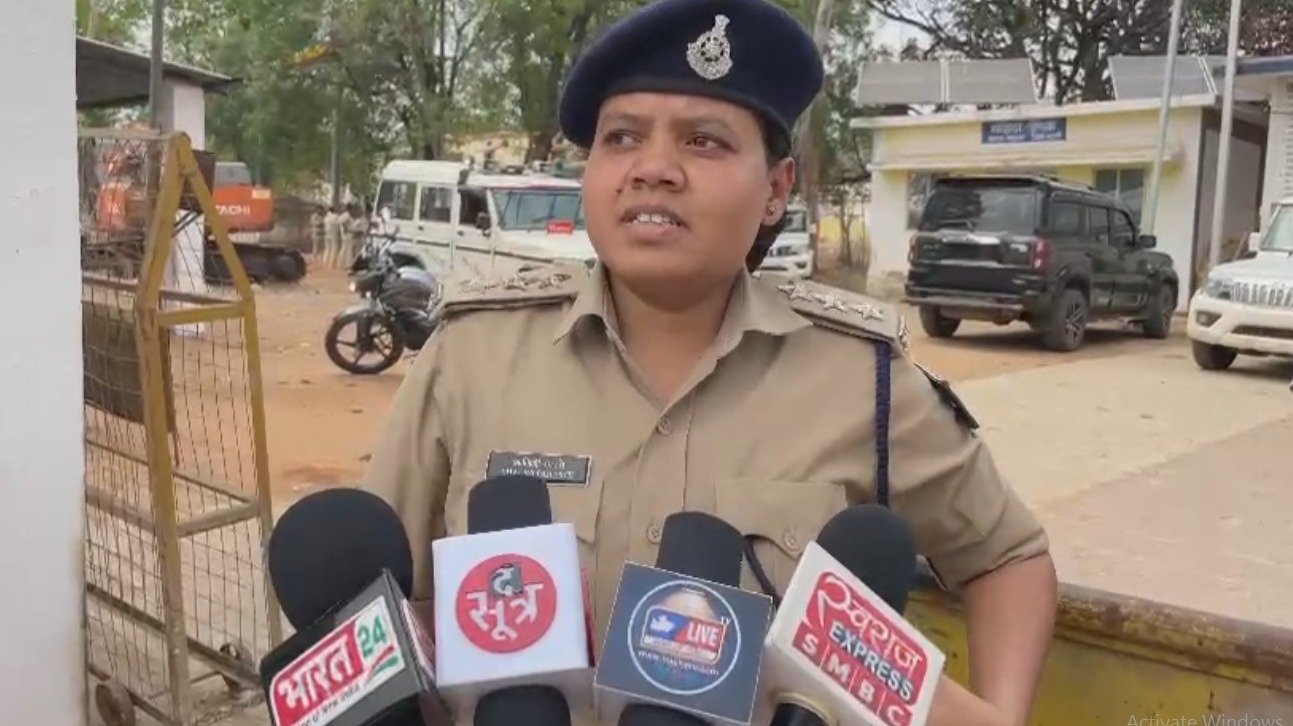 शव रखकर ग्रामीणों ने किया पर धरना प्रदर्शन