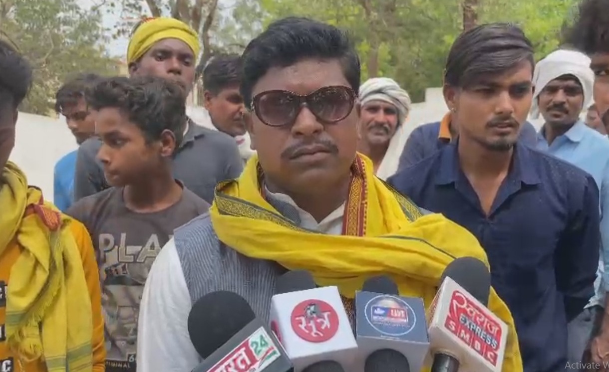 शव रखकर ग्रामीणों ने किया पर धरना प्रदर्शन