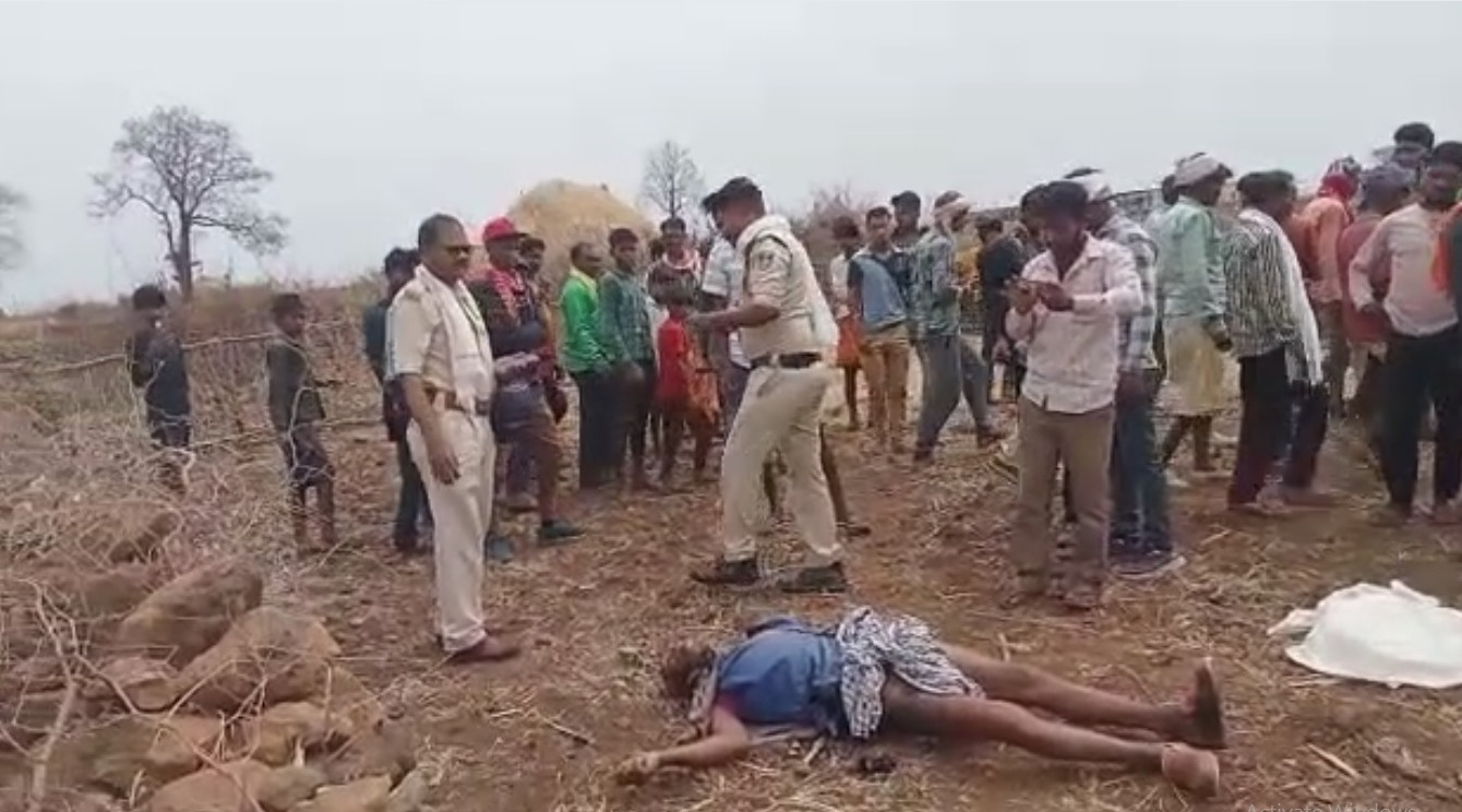 चारा डालते समय बिजली गिरी और मौत हो गई