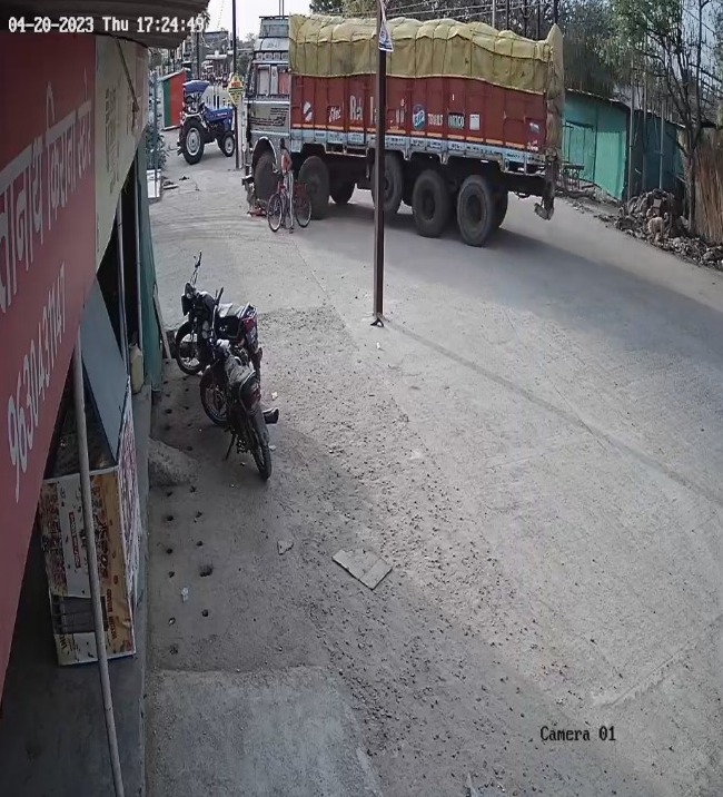 ट्रक ने साइकिल सवार बच्ची को मारी टक्कर