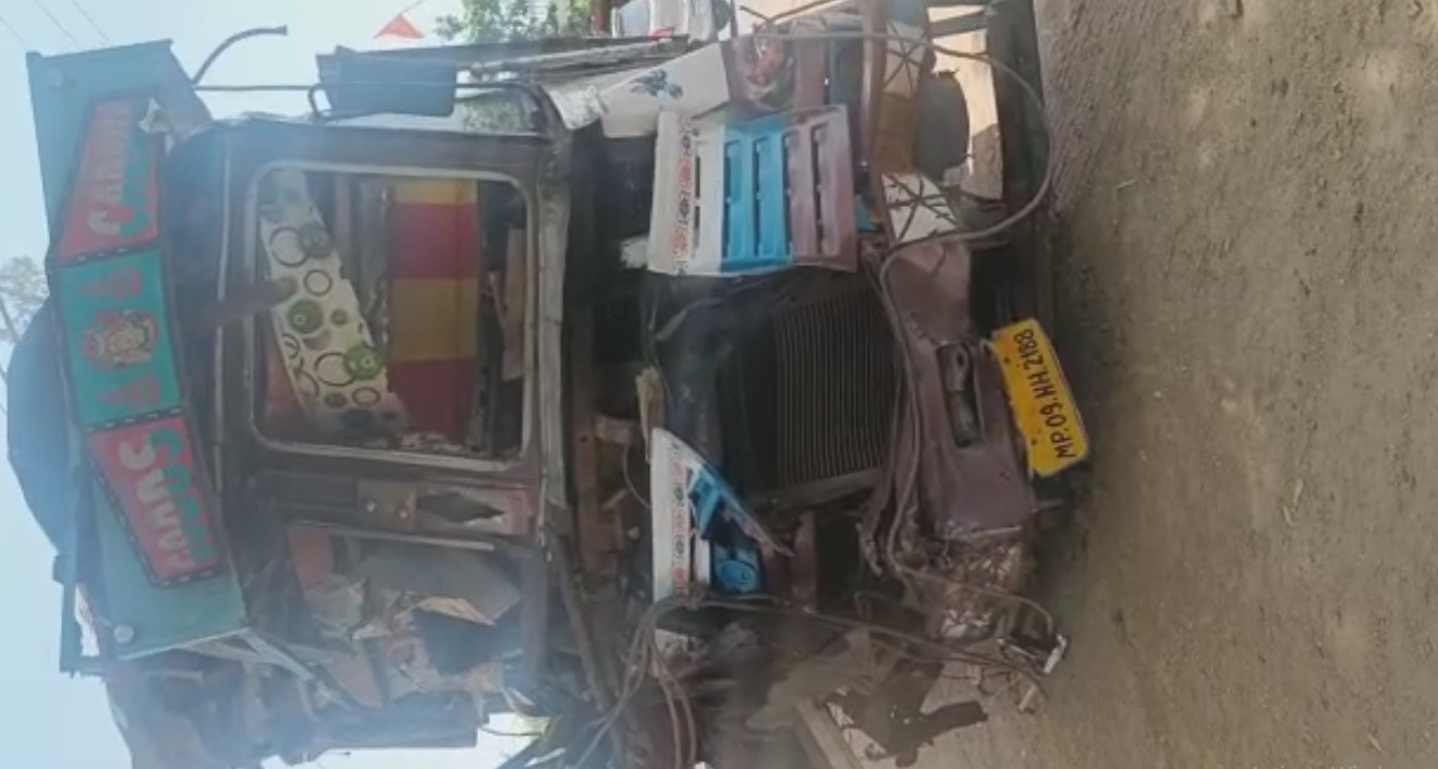 ट्रकों की आपस में भयंकर की टक्कर हुई