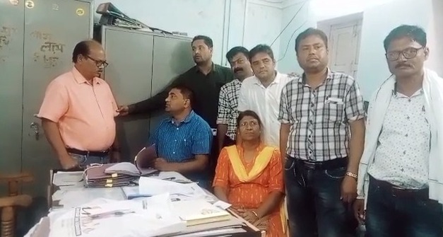 घूस लेते रंगे हाथों पकड़ा गया उपयंत्री