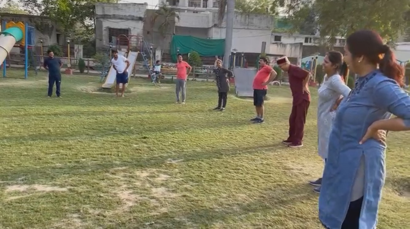 सिंगरौली के पार्क में किया गया लाफ्टर योगा