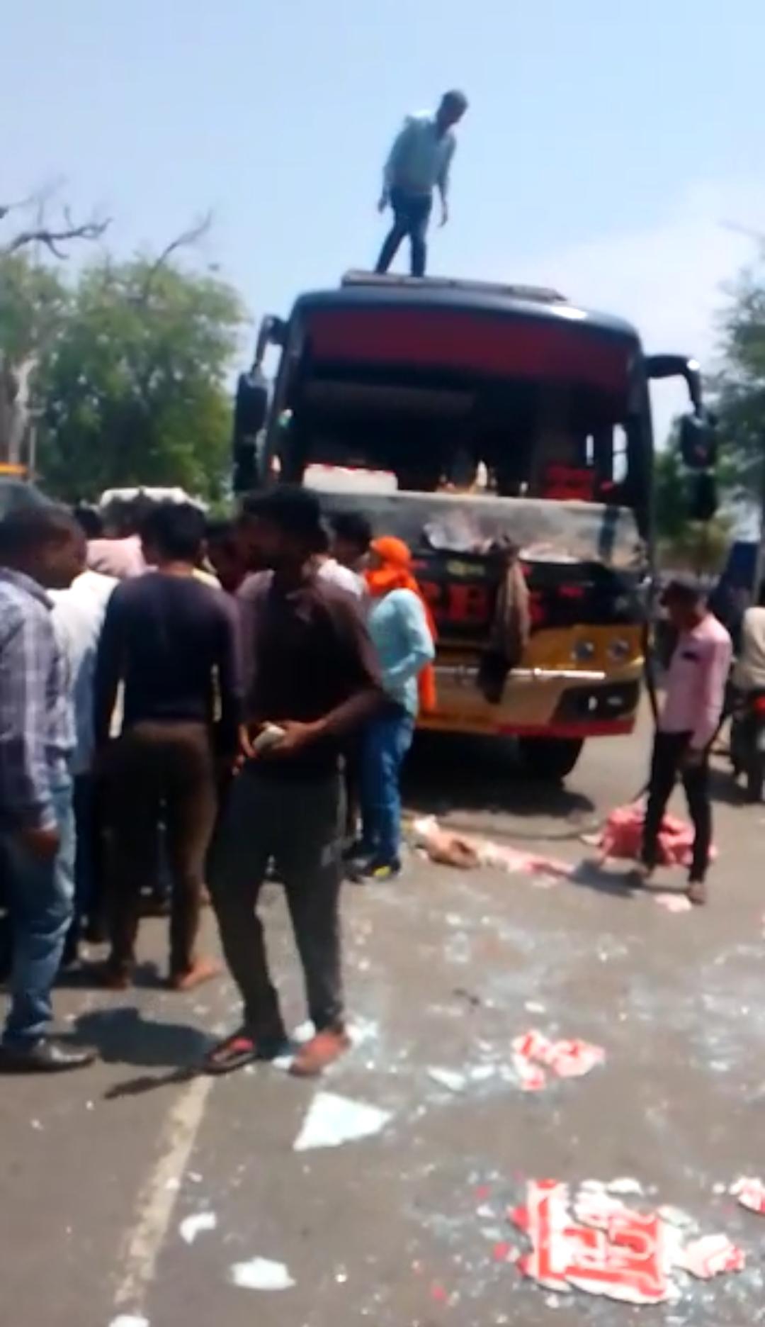 बस और ऑटो में हुई जोरदार टक्कर