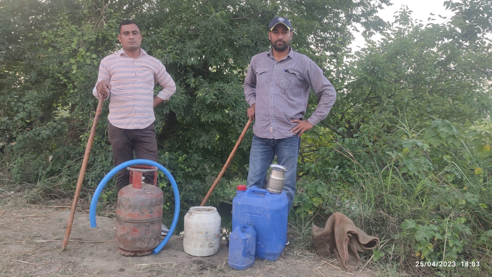 नदी के किनारे चल रहा था अवैध शराब का कारोबार