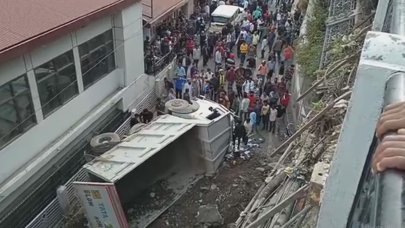माल रोड की रेलिंग तोड़कर नीचे गिरा ट्रक