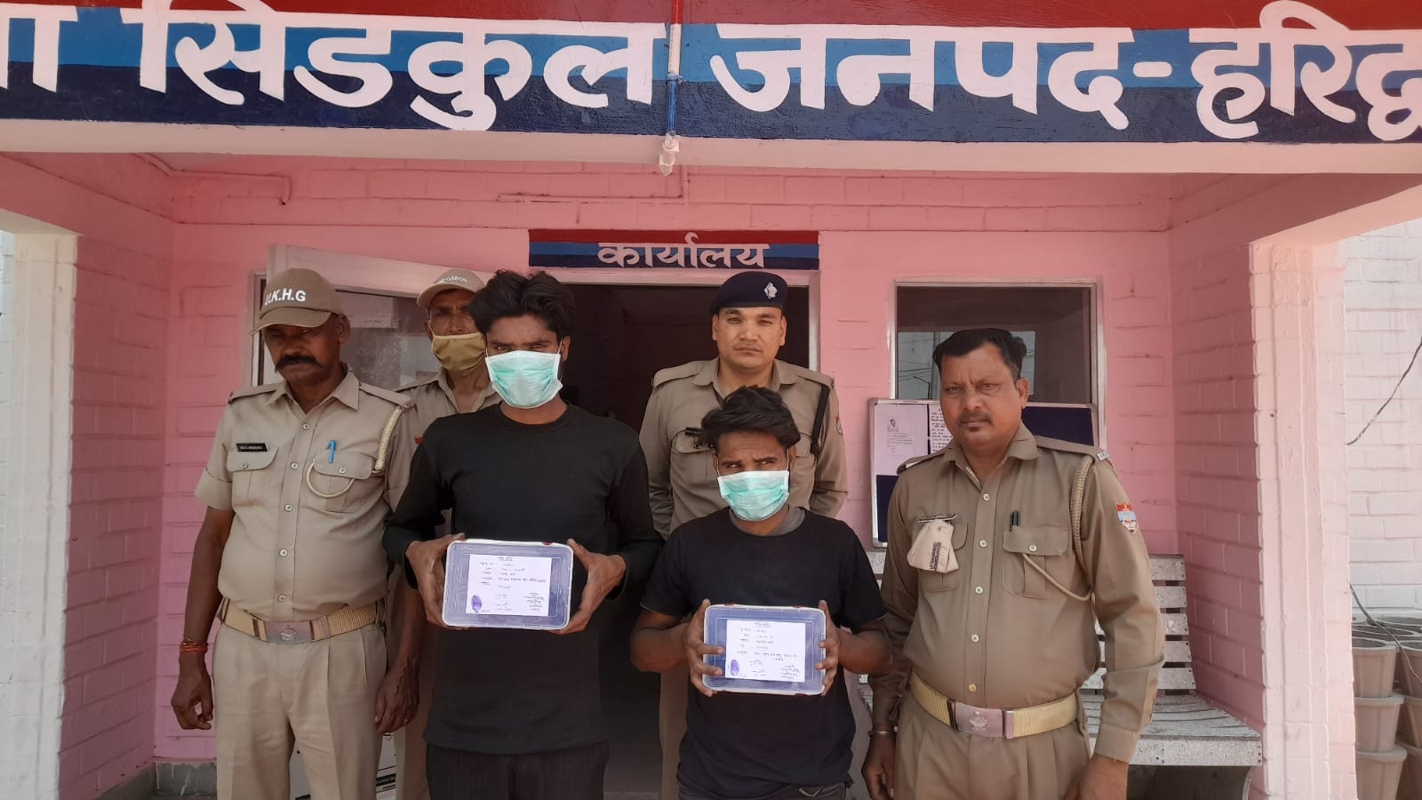 मोबाईल चोरों को  पुलिस ने किया गिरफ्तार