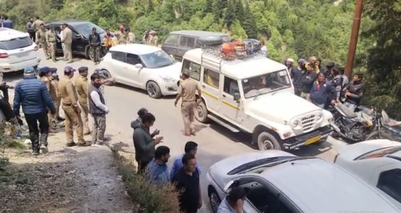 चालक के परिजनो और ग्रामीणों ने की मुआवजे की मांग