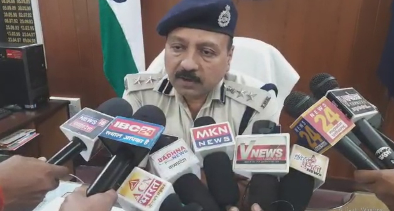 रेप के आरोपी पुलिस आरक्षक पर केस दर्ज