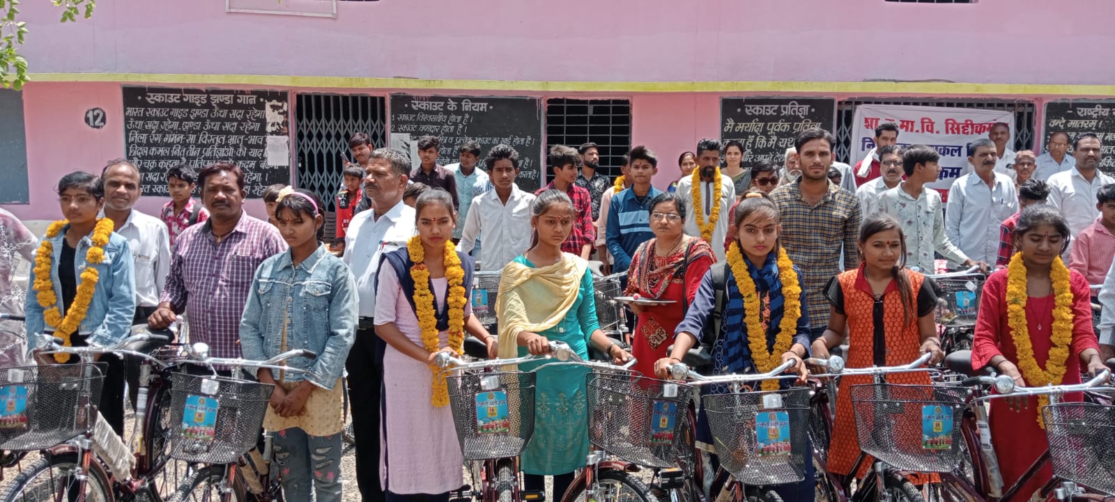साइकिल पाकर छात्र-छात्राओं के खिल उठे चेहरे