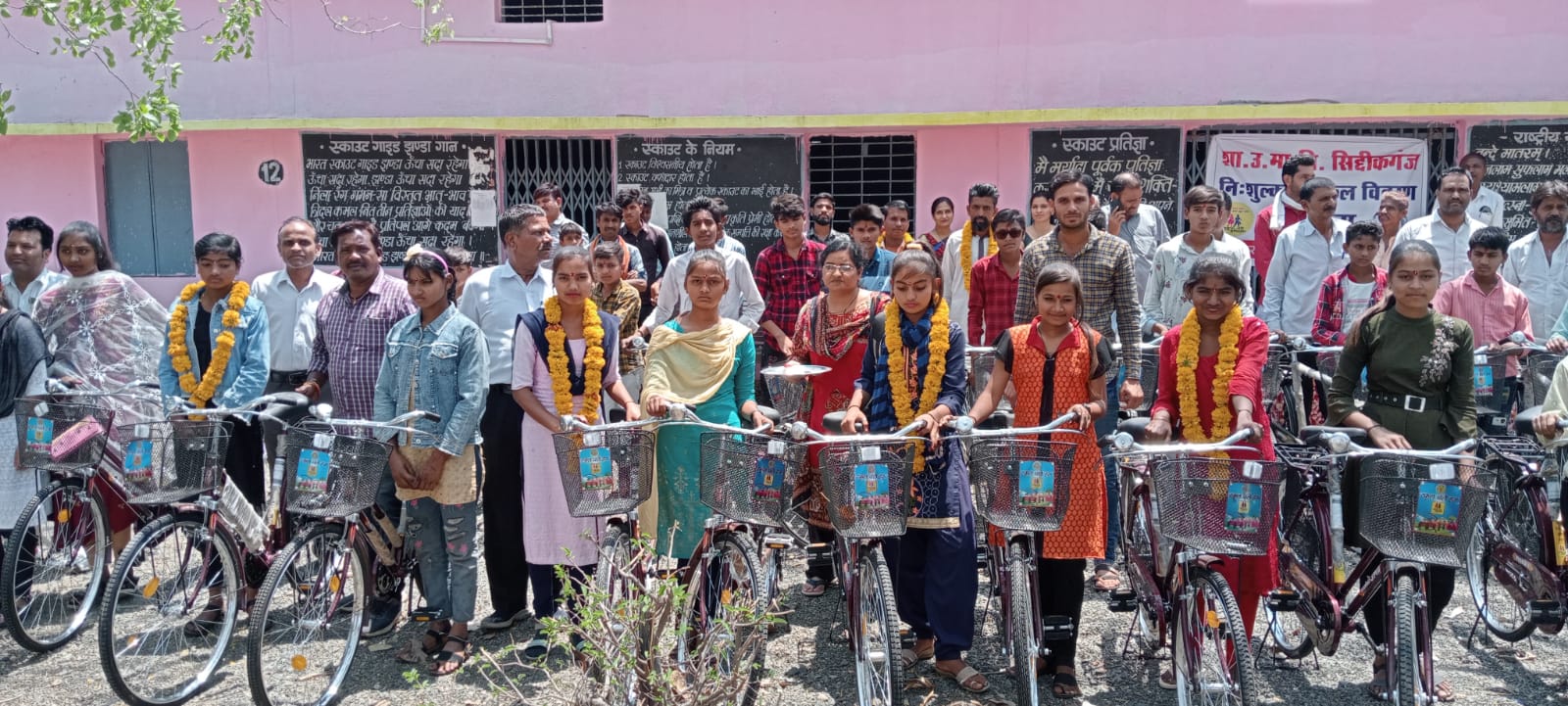 साइकिल पाकर छात्र-छात्राओं के खिल उठे चेहरे
