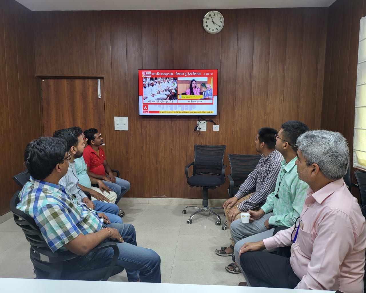 मन की बात सुनने बड़ी संख्या में पहुंचे  साधु संत  