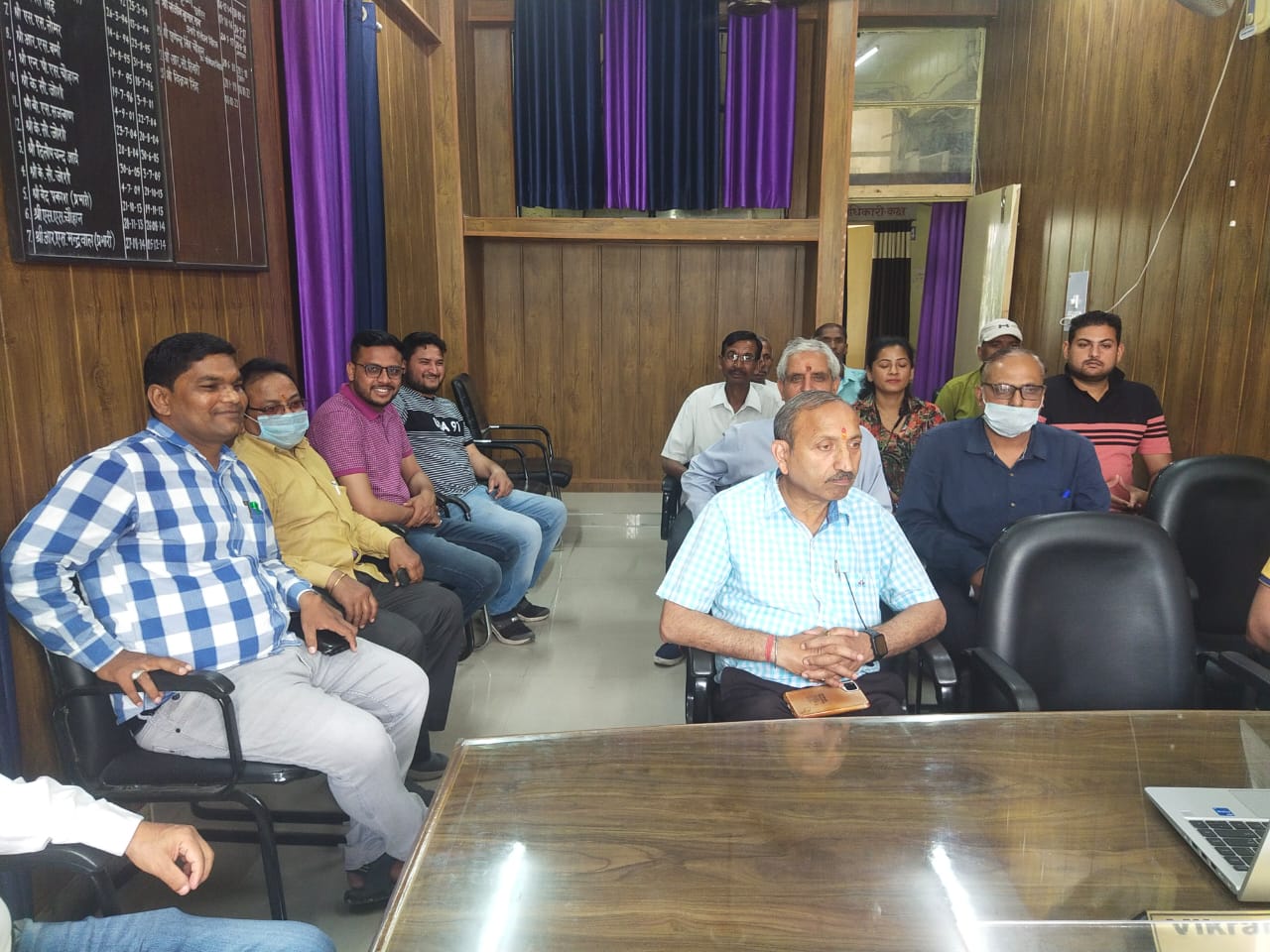 मन की बात सुनने बड़ी संख्या में पहुंचे  साधु संत  