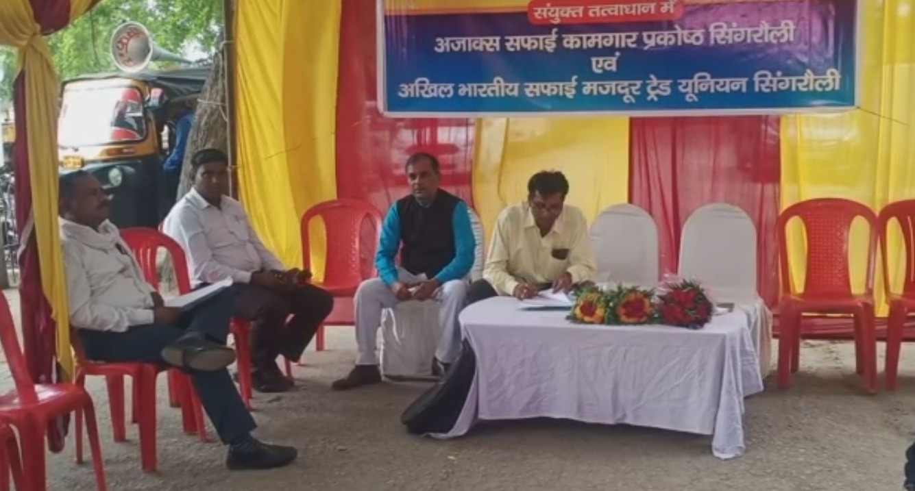 सफाई कर्मियों ने नगर निगम कमिश्नर को सौंपा ज्ञापन