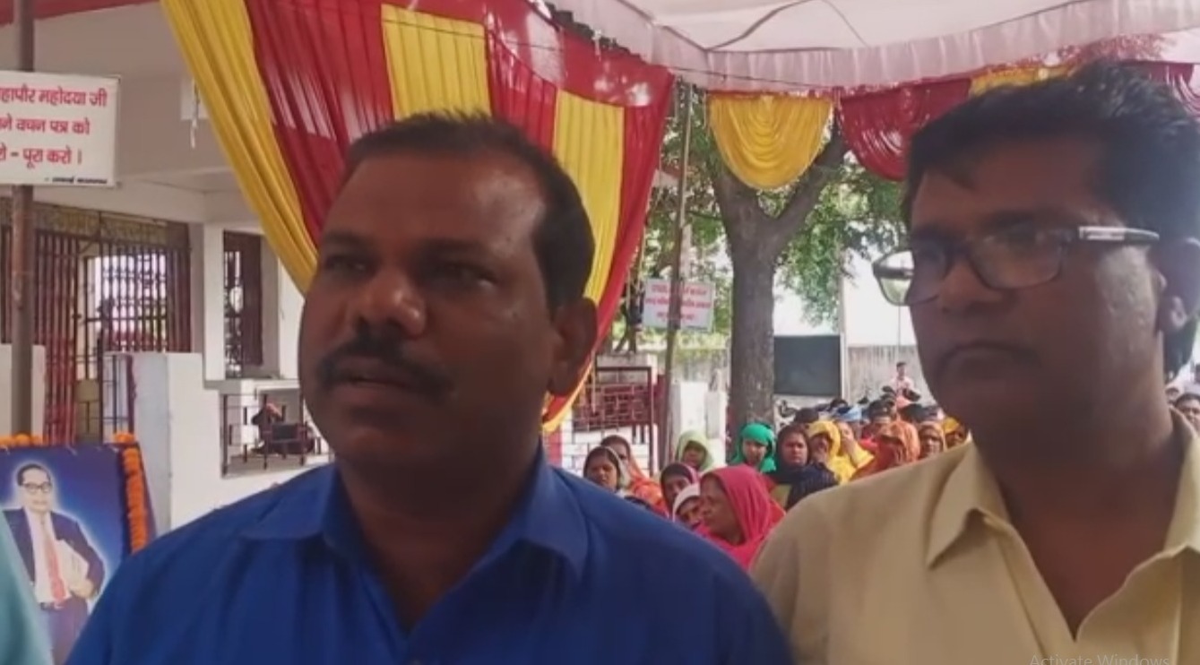 सफाई कर्मियों ने नगर निगम कमिश्नर को सौंपा ज्ञापन