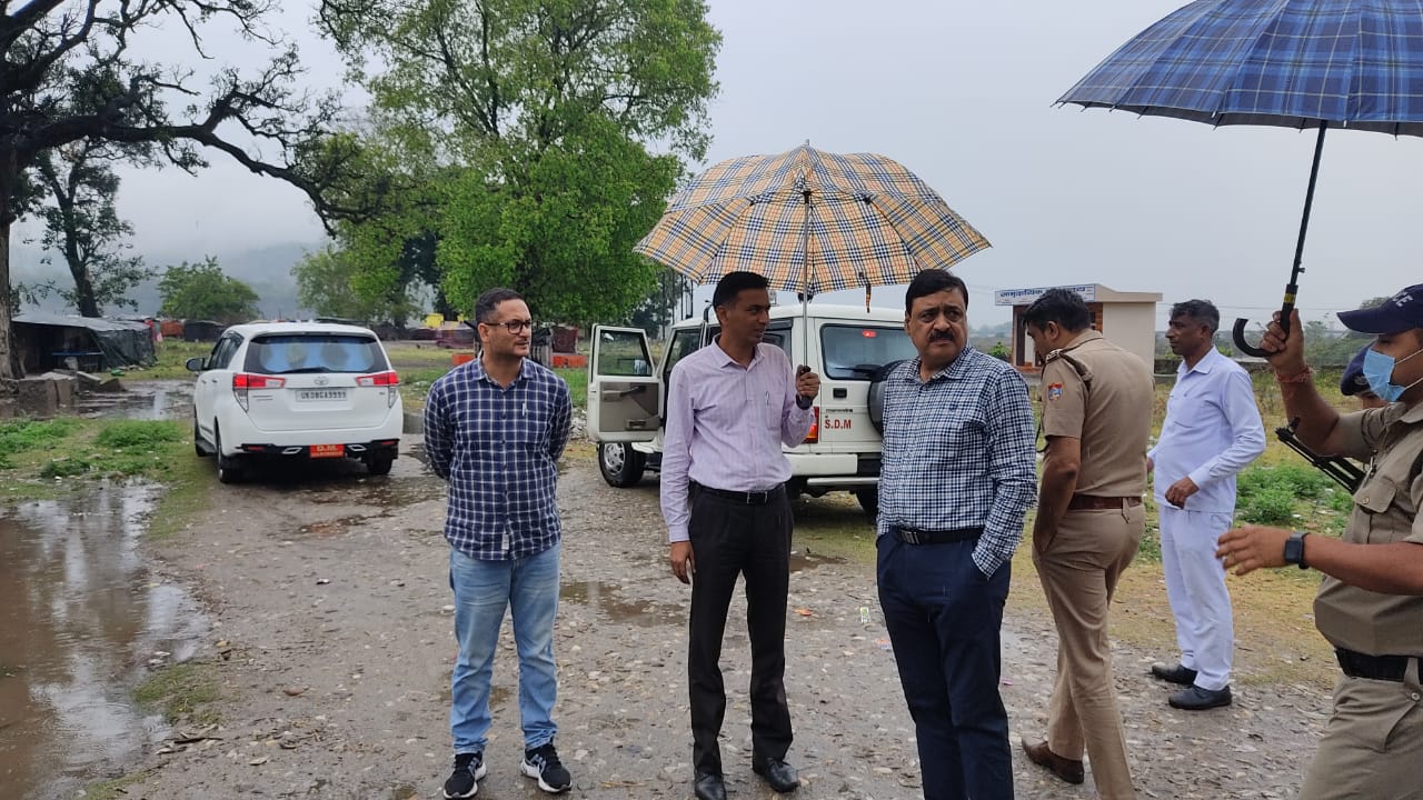 गंगा नदी के पास से हटाया गया अतिक्रमण