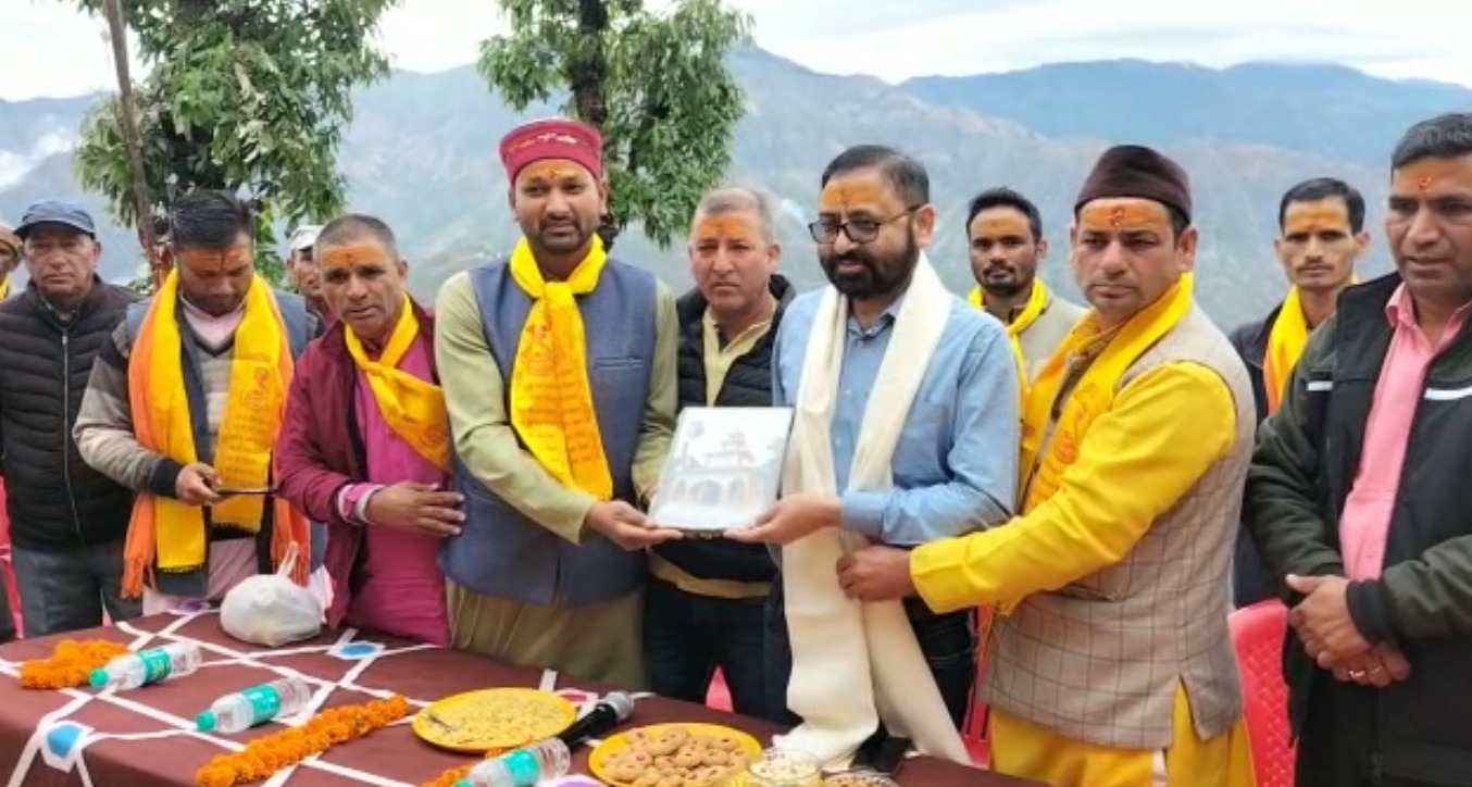 नाग मंदिर के मूर्ति स्थापना कार्यक्रम में पहुंचे विधायक