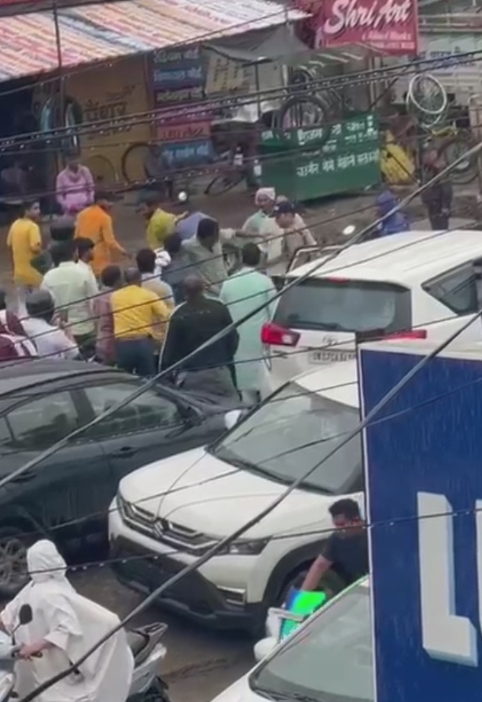 कैबिनेट मंत्री की सरेआम गुंडागर्दी का वीडियो वायरल