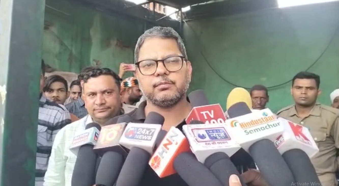 पुलिस ने हटाया दरगाह के पास से अवैध कब्जा