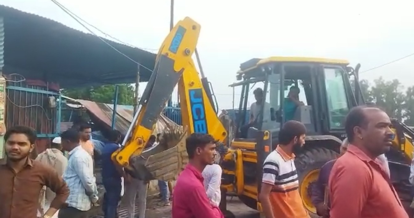 पुलिस ने हटाया दरगाह के पास से अवैध कब्जा