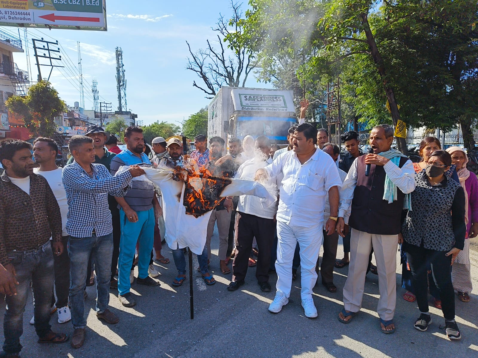 आम इंसान विकास पार्टी ने कैबिनेट मंत्री का पुतला दहन किया