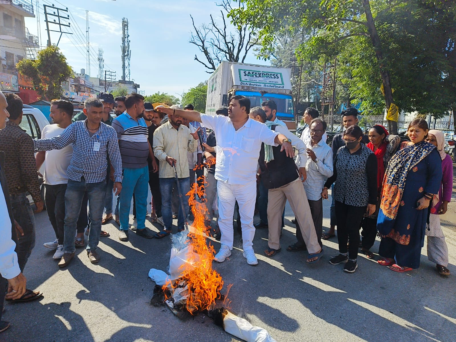 आम इंसान विकास पार्टी ने कैबिनेट मंत्री का पुतला दहन किया