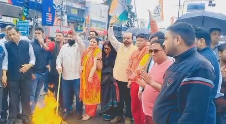 वित्त मंत्री प्रेमचंद अग्रवाल के खिलाफ कांग्रेस का प्रदर्शन