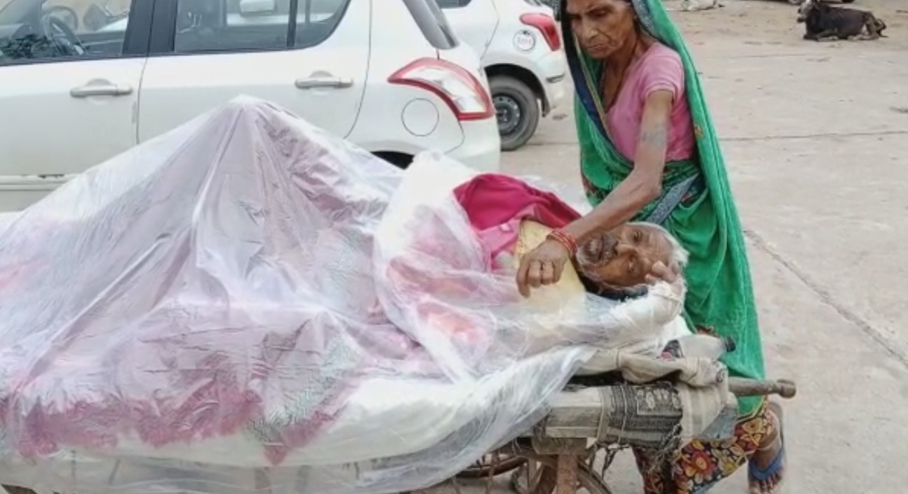 परिजनों ने बुजुर्ग को ठेले से पहुंचाया अस्पताल