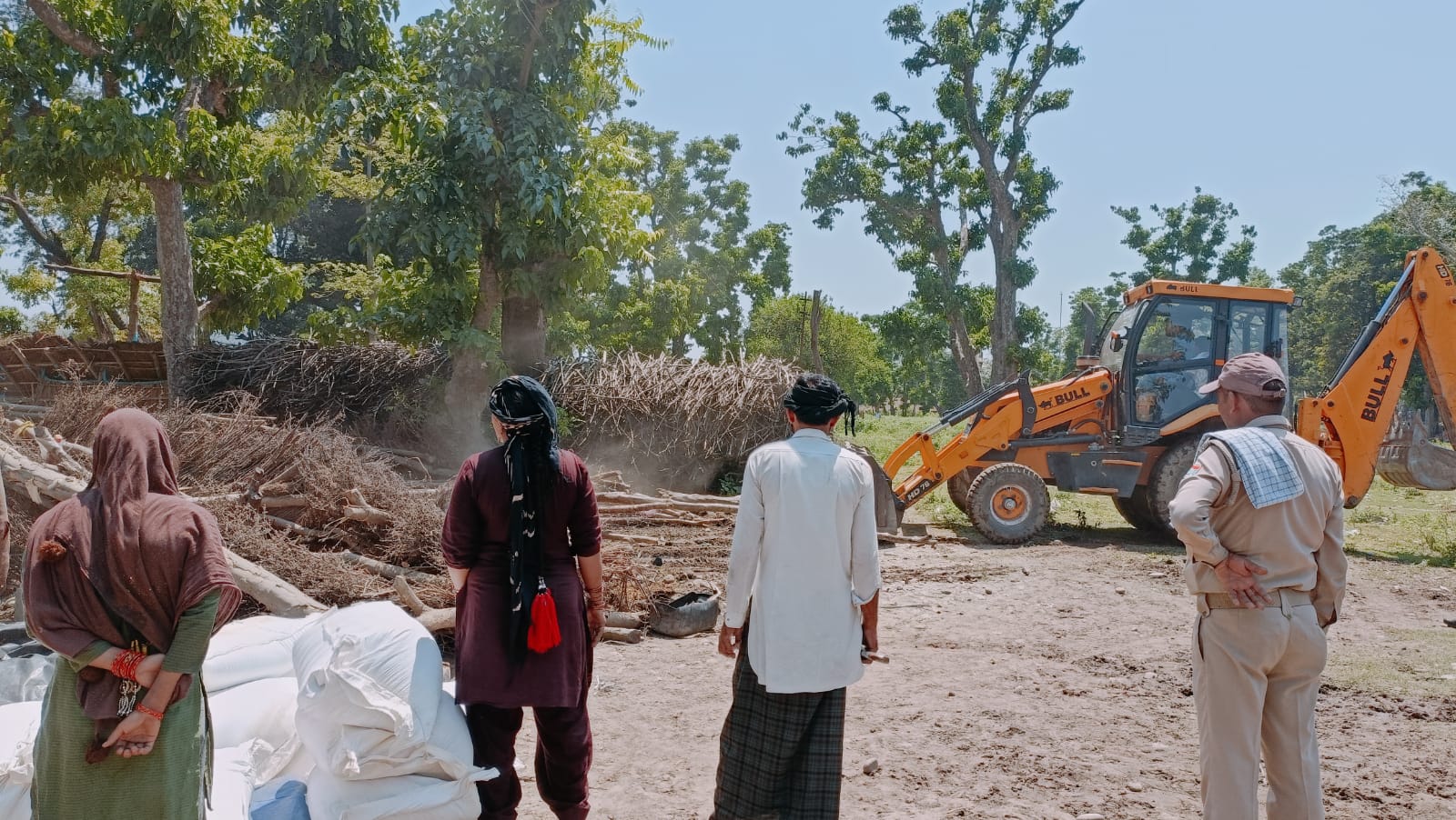 अतिक्रमण पर बुलडोजर से बड़ी कार्रवाई की गई