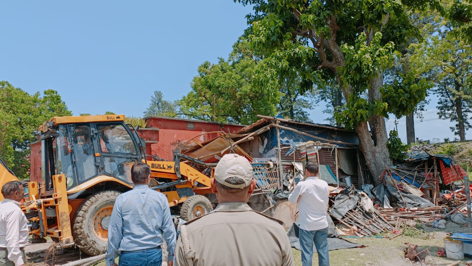 अतिक्रमण पर बुलडोजर से बड़ी कार्रवाई की गई