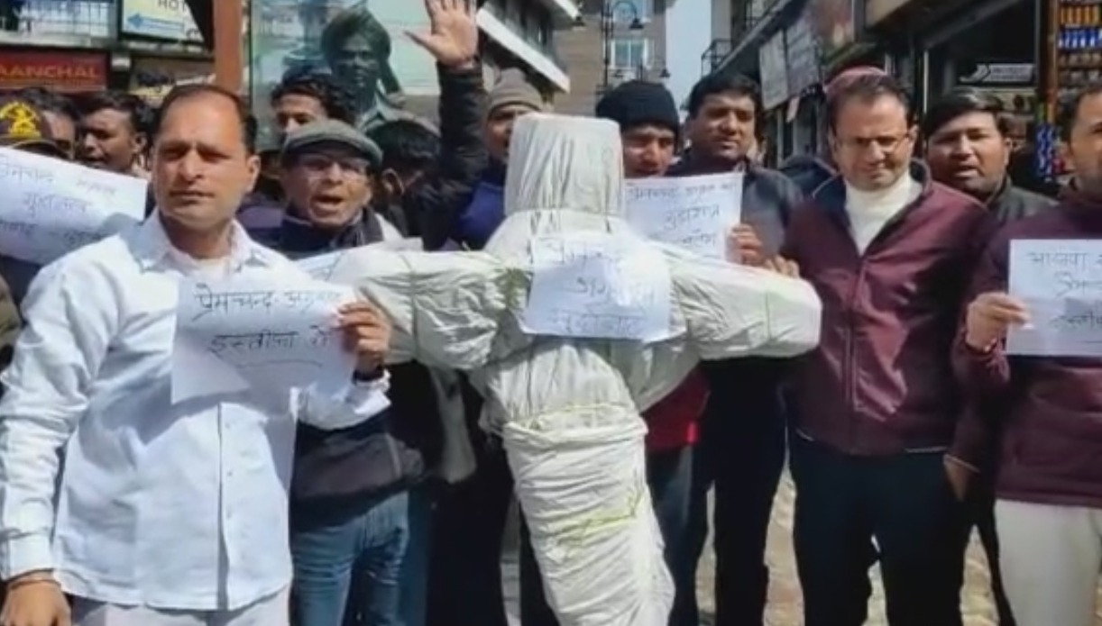 कांग्रेस ने वित्त मंत्री प्रेमचंद अग्रवाल का पुतला फूंका