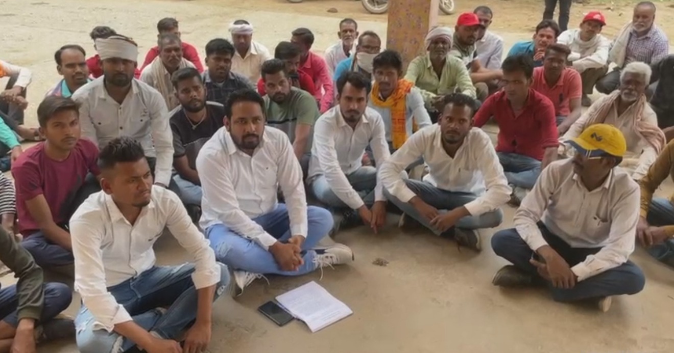 ग्राम सचिव के स्थानांतरण के खिलाफ विरोध प्रदर्शन