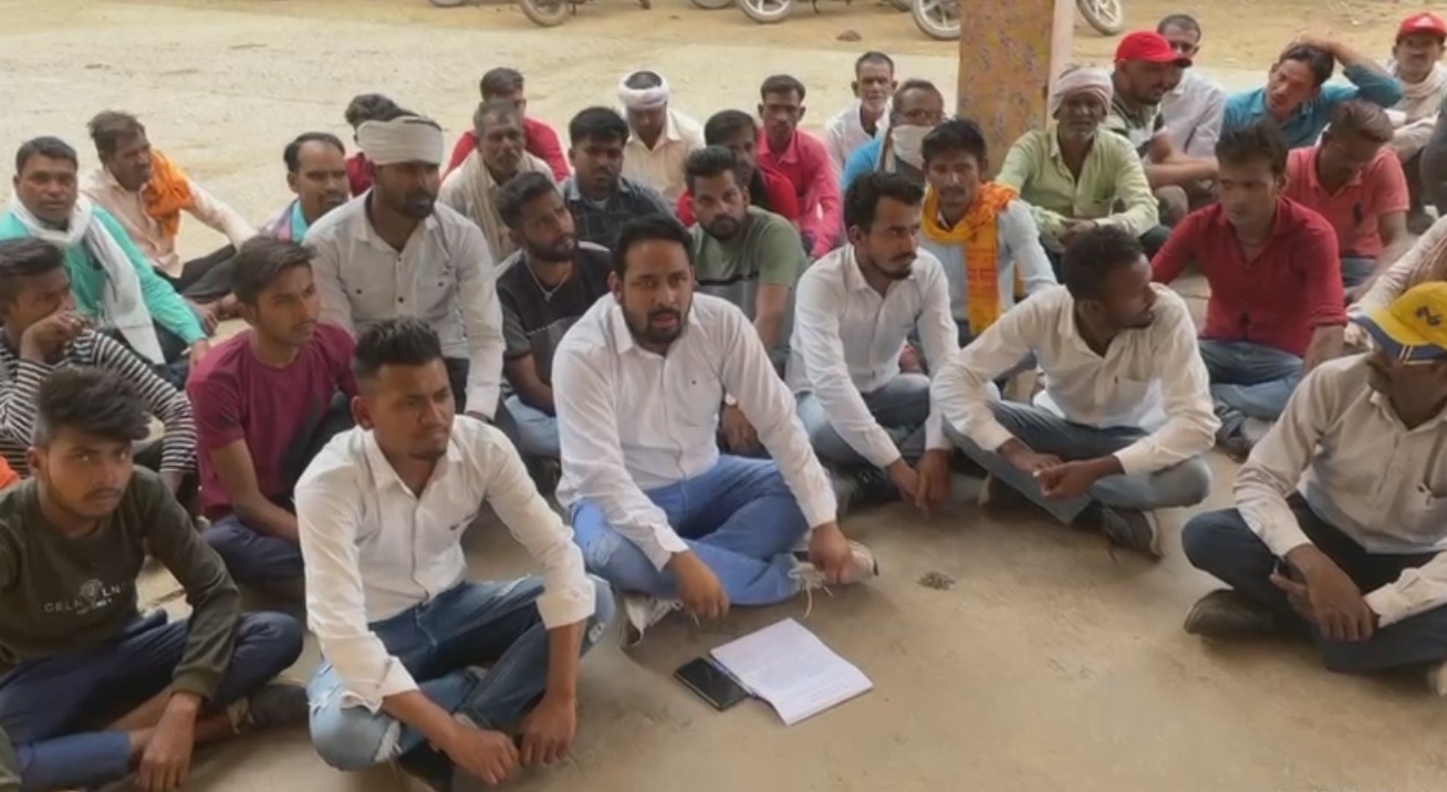 ग्राम सचिव के स्थानांतरण के खिलाफ विरोध प्रदर्शन