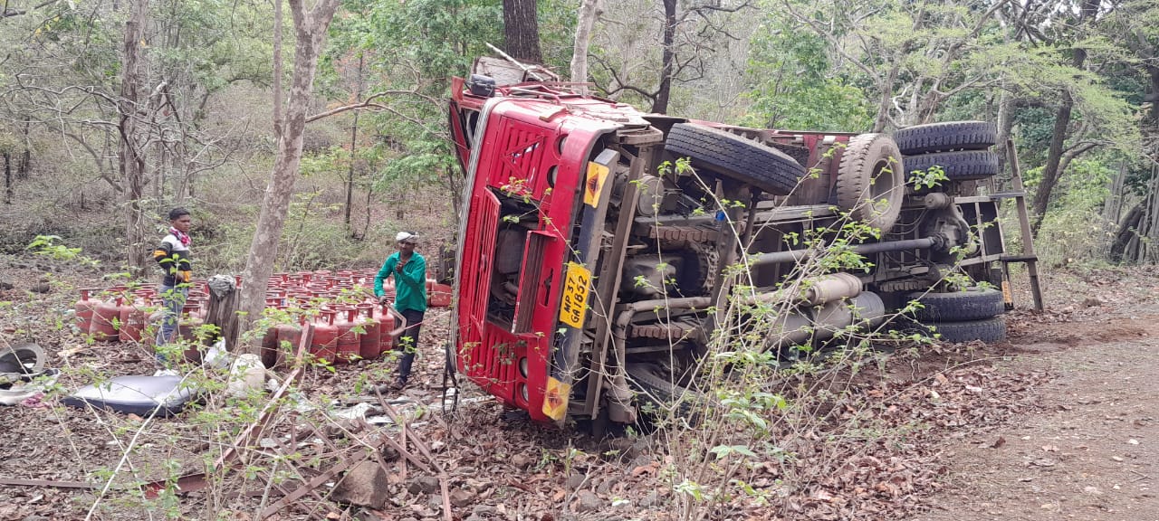 ब्रेक फेल होने की वजह से सिलेंडर से लदा ट्रक पलटा