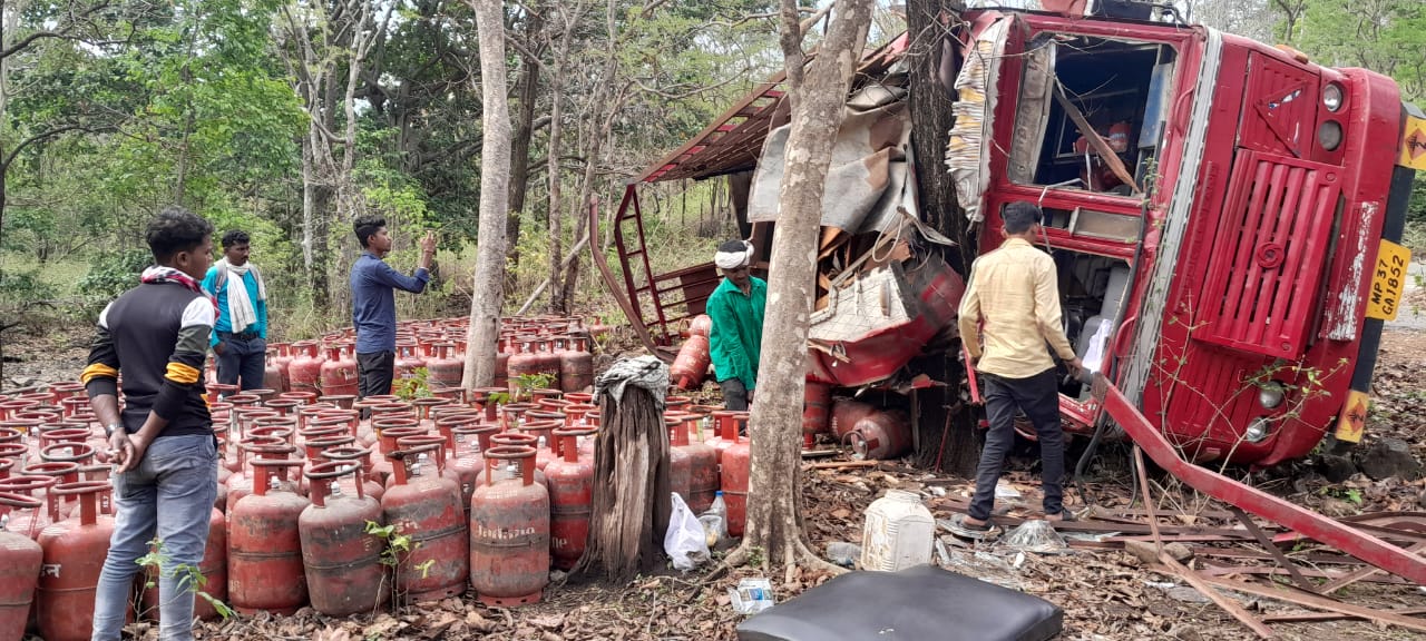 ब्रेक फेल होने की वजह से सिलेंडर से लदा ट्रक पलटा